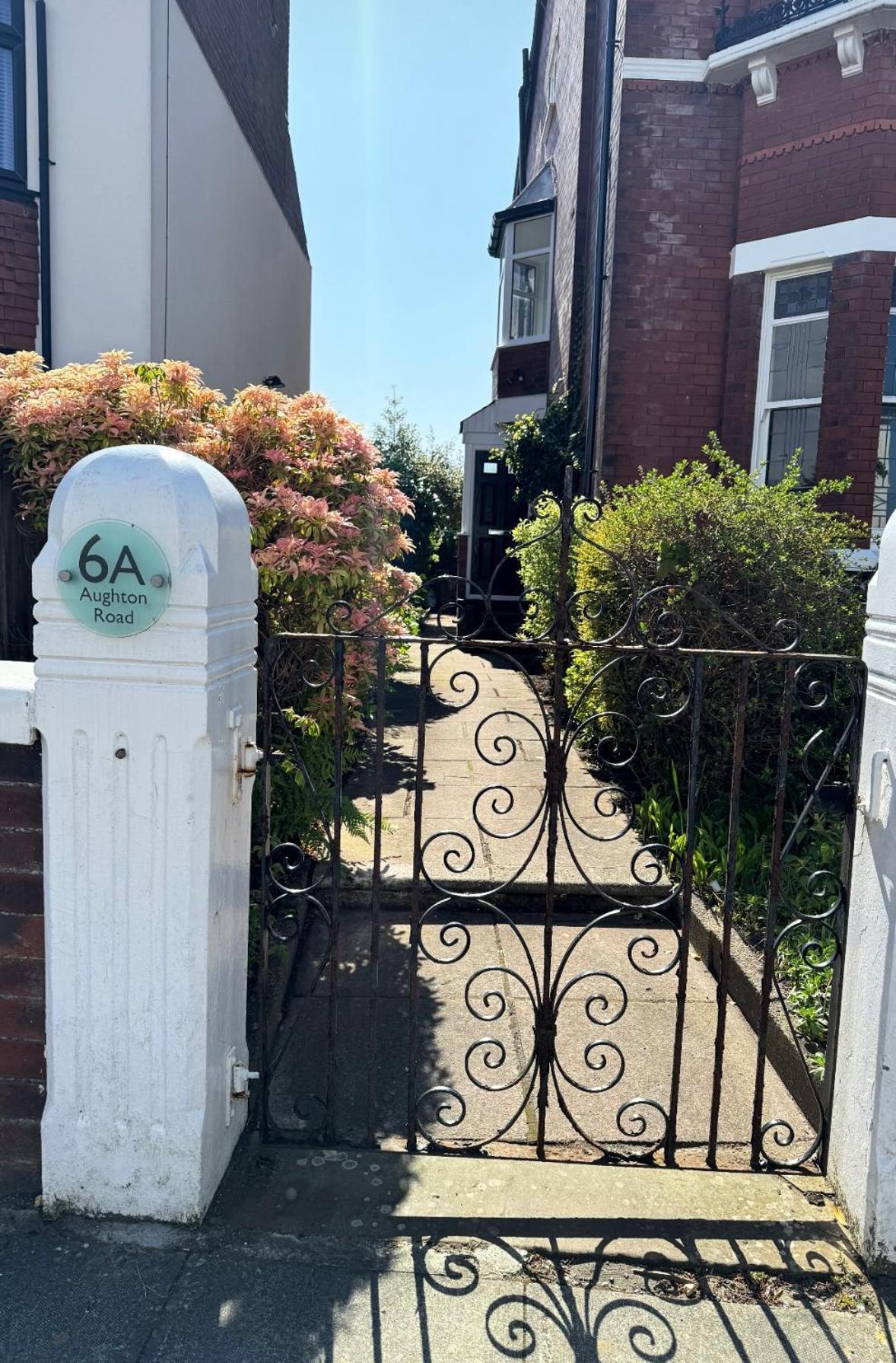 Spacious Victorian Birkdale Apartment With Garden Southport Esterno foto